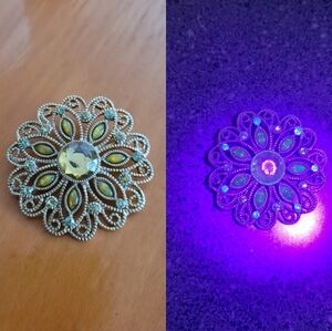 Vintage - 50's Uranium Cadmium Glass Gem Crystal Radiant‎  Glow Brooch
